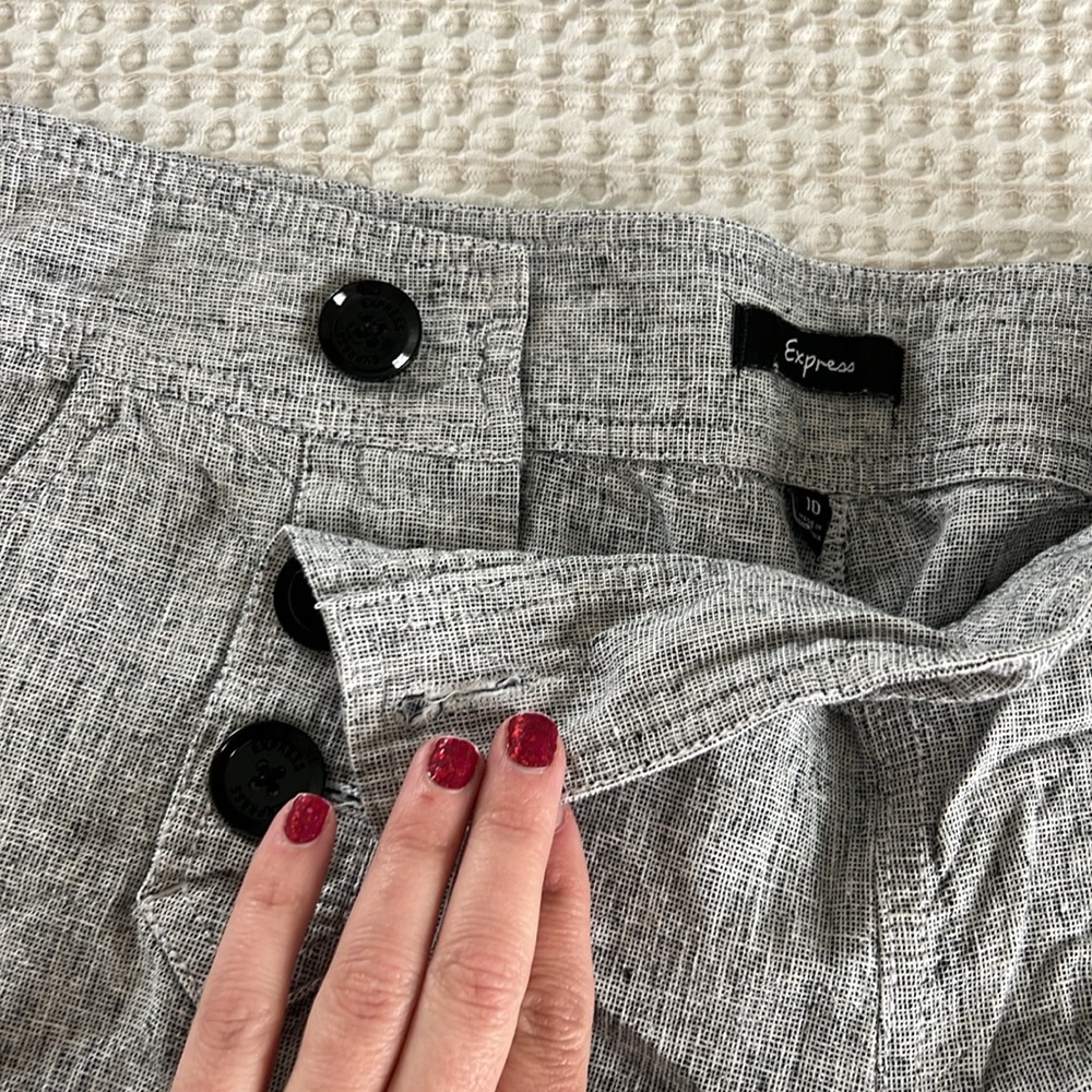 Full button closure - Picture 3 of 4